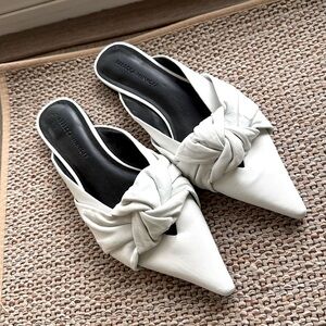 Adorable Rebecca Minkoff white knot detail slides size 8.5 M